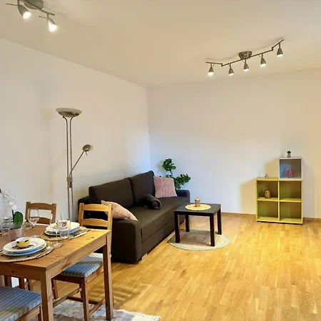 Happy Near Airport With Free Parking