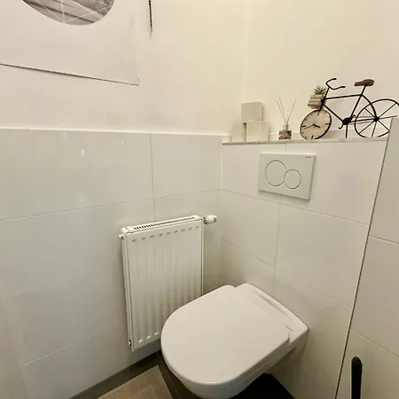 Happy Near Airport With Free Parking Lägenhet *